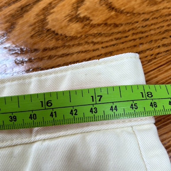 Chaps brand pale yellow men’s shorts.  Size 36. - Picture 7 of 8